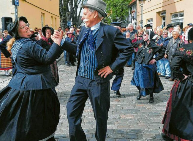 Mann und Frau am tanzen